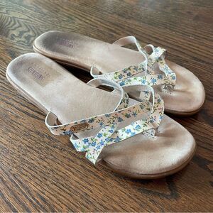 G.H. BASS & CO SunJuns Sharon White Ditsy Floral Print Leather Slip On Sandals
